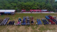 Upacara digelar di lapangan Aji Kuning, Pulau Sebatik, perbatasan Indonesia Malaysia.