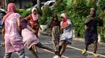 Seru! Warga Pasar Manggis Lomba Sepakbola Pakai Daster dan Sarung