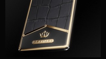 Di bagian bawah terdapat logo Caviar yang juga terbuat dari emas. Foto: Caviar