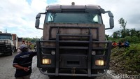Bus ini merupakan hasil modifikasi. Dimana kepalanya merupakan truk, sedangkan untuk mengangkut penumpang menggunakan badan bus