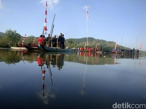 Warga Kejawen Bonokeling Upacara Kemerdekaan di Atas Perahu