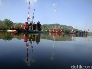 Warga Kejawen Bonokeling Upacara Kemerdekaan di Atas Perahu