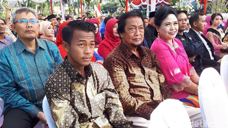 Gelandang TImnas Supriyadi dapat Penghargaan dari Pemkot Surabaya Gelandang TImnas Supriyadi dapat Penghargaan dari Pemkot Surabaya