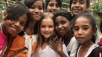 Foto: Lewat postingan Instagram kurang lebih 3 jam yang lalu, Victoria Beckham membagikan momen saat keluarganya berbagi senyuman dengan anak-anak Sumba. Senyum merekah dari Harper Beckham saat berfoto dengan anak-anak Sumba. (Instagram/@victoriabeckham)
