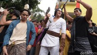 Wiro Sableng bersiap untuk mengikuti lomba makan kerupuk. Foto: (Noel/detikHOT)