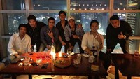 Lewat instagram pribadinya @aeroaswar, pria kelahiran 4 Desember 1994 ini hobi makan sambil kumpul bersama teman-temannya. Seperti saat momen pergantian tahun ini. Foto: instagram @aeroaswar