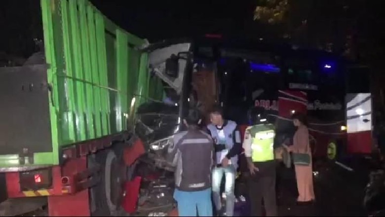 Bus Pariwisata dari Bali Tabrak Truk, 5 Penumpang Luka Parah Bus Pariwisata dari Bali Tabrak Truk, 5 Penumpang Luka Parah