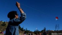 Bahkan tidak sedikit para pendaki yang rela jatuh bangun agar layang-layang miliknya bisa terbang seperti layang-layang lainnya (Uje/detikTravel)