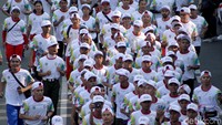 Jalan Sudirman-Thamrin dipenuhi dengan warga yang ikut mengiringi pawai obor Asian Games 2018.