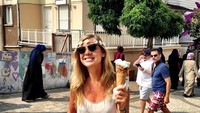 Sama seperti wanita kebanyakan, Chelsy Davy juga penyuka es krim! Sepertinya es krim yang ia lahap kala itu merupakan es krim Turki. Karena dirinya sedang berada di Büyükada, salah satu pulau di wilayah Turki. Foto: Instagram @chelsydavy