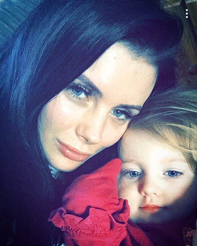 Beristirahat dan membangun diri sendiri untuk menjadi orang yang lebih baik membuahkan hasil, ungkapnya kepada The Sun. Sangat bangga dengan diriku sendiri dan masa depan yang aku buat untuk keluargaku, lanjut wanita asal Inggris tersebut. Foto: Instagram/@callierogers86