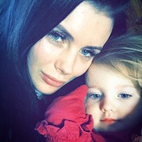 Beristirahat dan membangun diri sendiri untuk menjadi orang yang lebih baik membuahkan hasil, ungkapnya kepada The Sun. Sangat bangga dengan diriku sendiri dan masa depan yang aku buat untuk keluargaku, lanjut wanita asal Inggris tersebut. Foto: Instagram/@callierogers86