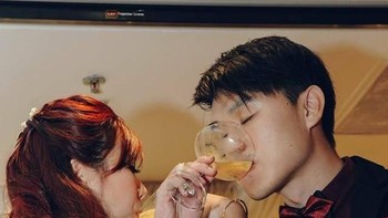 Momen yang seharusnya romantis ini pun jadi tampak biasa saja. Foto: Facebook/Ivan Tan