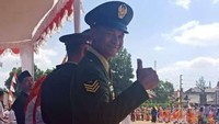 Kesigapan Timbul membuat upacara kembali dapat dijalankan hingga selesai. “Tepat Lagu Kebangsaan Indonesia Raya selesai, bendera Merah Putih pun bisa berkibar sampai di tiang tertinggi,” kata Sabrar. (Foto: Dok. Puspen TNI)