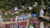 Pulau yang berbatasan langsung dengan Tawau, salah satu kota di Malaysia, menyimpan banyak keanekaragaman mulai dari kekayaan hasil bumi, keindahan alam hingga keramahan masyarakatnya. Di perbatasan itu pula tergambar jelas hutan sawit yang membentang hijau dan luas sepanjang garis perbatasan.