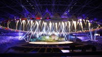 Berbagai penampilan di opening Asian Games juga didukung oleh panggung yang spektakuler dan kembang api (Foto: REUTERS/Issei Kato)