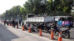 Aksi Petugas Dishub Tertibkan Kendaraan yang Parkir Sembarangan