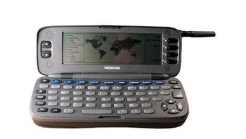 Seri Communicator yang pernah menghebohkan berawal dari seri Communicator 9000. Ia diluncurkan tahun 1996. Layarnya yang 4,5 inch masih hitam putih. (istimewa/phonearena)  