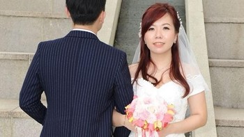 Seperti ada yang janggal dengan pose mereka, tapi apa ya? Foto: Facebook/Ivan Tan