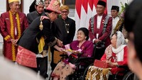 Hadir juga istri Presiden RI ke-4 Ibu Sinta Nuriyah Wahid, Wakil Presiden RI ke-6 Try Sutrisno beserta Ibu Tuti Sutrisno, Wakil Presiden RI ke-9 Hamzah Haz, Wakil Presiden RI ke-11 Boediono beserta Ibu Herawati Boediono dan istri Wakil Presiden RI ke-4 Ibu Karlinah Djaja Atmadja Wirahadikusumah, kata Deputi Bidang Protokol, Pers dan Media Sekretariat Bey Machmudin.