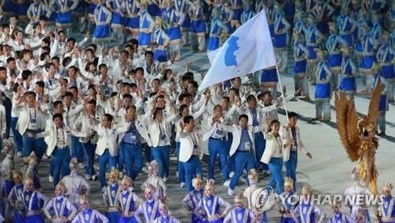 Momen Kontingen Korsel-Korut Saling Berpegangan di Asian Games 2018 Momen Kontingen Korsel-Korut Saling Berpegangan di Asian Games 2018