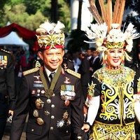 Kapolri Jenderal Polisi Tito Karnavian hadir dengan seragam kebesarannya namun dipadukan dengan topi khas Dayak. Sementara istrinya, Tri Suswati, lengkap berbaju adat Dayak. (Foto: Rengga Sencaya/detikfoto)
