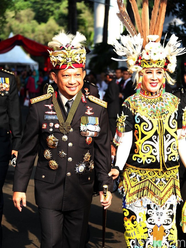 Kapolri Jenderal Polisi Tito Karnavian hadir dengan seragam kebesarannya namun dipadukan dengan topi khas Dayak. Sementara istrinya, Tri Suswati, lengkap berbaju adat Dayak. (Foto: Rengga Sencaya/detikfoto)