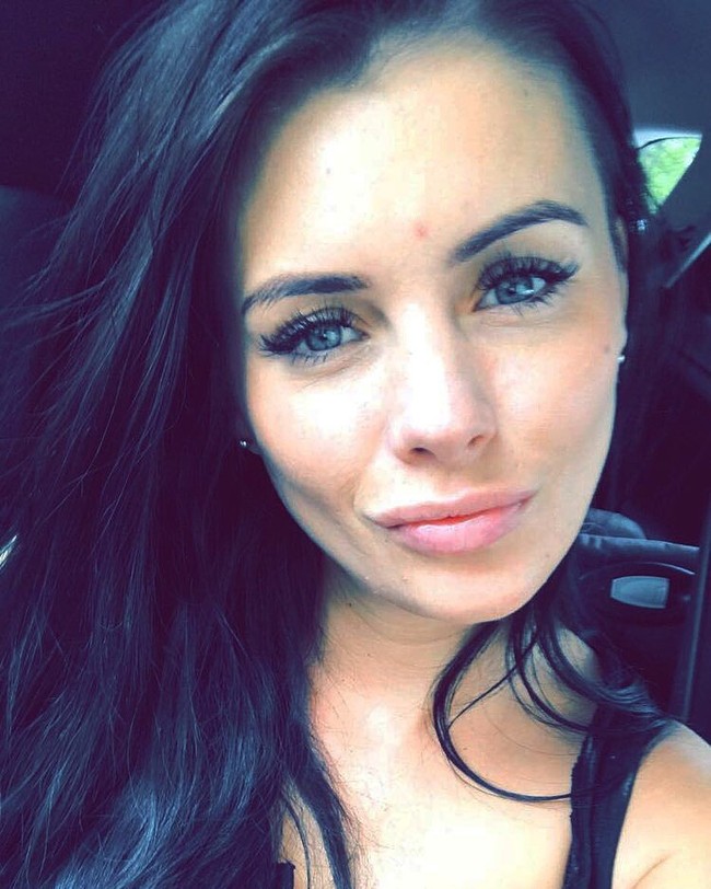 Daripada ditabung atau berinvestasi, sayangnya Callie ketika langsung menggunakannya untuk membeli pakaian, operasi payudara, dan bagi-bagi hadiah kepada teman dan saudara.  Foto: Instagram/@callierogers86