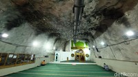 Inilah bagian dalam Masjid Jami Baabul Munawwar yang berlokasi di dalam tambang bawah tanah Freeport. Lihat langit-langitnya, semuanya batuan yang berasal dari perut bumi. Foto: Ardhi Suryadhi