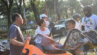 Emak-emak sampai anak kecil pun antusias untuk sekadar berfoto dengan moge hingga menaiki moge itu sendiri. Foto: Ridwan Arifin