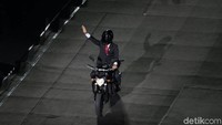 Sebelumnya, dalam seremoni pembukaan ini Presiden Jokowi digambarkan menunggangi sepeda motor.