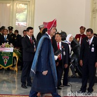 Berselendangkan ulos, Menteri Koordinator Bidang Kemaritiman Indonesia Luhut Binsar Pandjaitan muncul dengan busana khas Batak. (Foto: Rengga Sencaya/detikfoto)