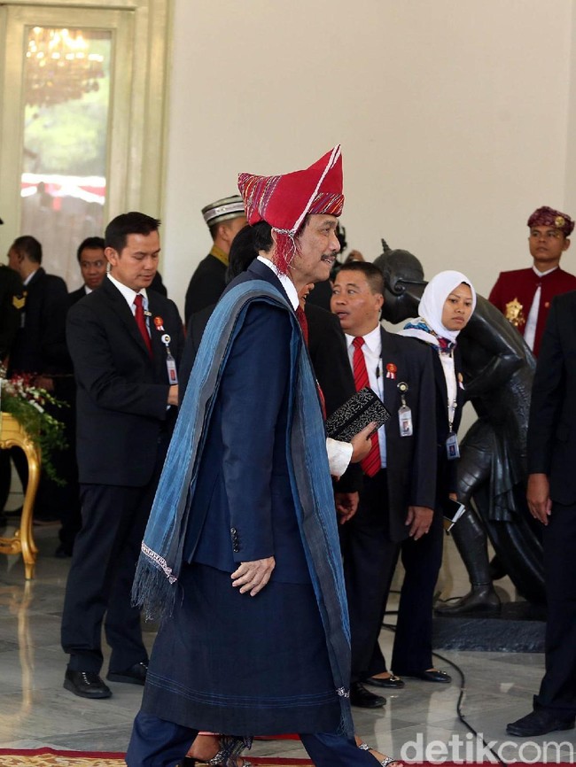 Berselendangkan ulos, Menteri Koordinator Bidang Kemaritiman Indonesia Luhut Binsar Pandjaitan muncul dengan busana khas Batak. (Foto: Rengga Sencaya/detikfoto)