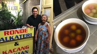 Pemilik klub Inter Milan ini ternyata gemar menyantap sajian tradisional wedang ronde. Ia bahkan khusus datang, ke gerai wedang legendaris kesukaannya. Foto: Instagram: @erickthohir