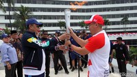 Ketua DPR Bambang Soesatyo (Bamsoet) menerima obor Asian Games yang dibawa mantan atlet tinju Chris John.