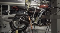 Robotyc-Dino juga mampu mengembuskan angin setara saat motor melaju pada kecepatan 200 km/jam untuk simulasi saat dipacu di jalanan. Foto: Dok. Akrapovic