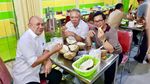 Asyiknya Pramono Anung Saat Makan Duren di Medan dan Garang Asem di Ponorogo