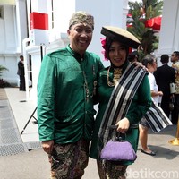 Baju adat bernuansa hijau khas Kudus, Jawa Tengah, jadi pilihan Menteri Pemuda dan Olahraga Imam Nahrawi dan istri. Usut punya usut, alasannya memilih pakaian adat Kudus tersebut karena ia pernah berjualan satai di kota tersebut. (Foto: Rengga Sencaya/detikfoto)