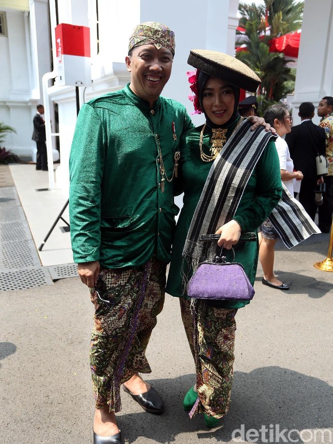 Baju adat bernuansa hijau khas Kudus, Jawa Tengah, jadi pilihan Menteri Pemuda dan Olahraga Imam Nahrawi dan istri. Usut punya usut, alasannya memilih pakaian adat Kudus tersebut karena ia pernah berjualan satai di kota tersebut. (Foto: Rengga Sencaya/detikfoto)