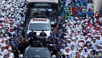 Ratusan warga mengiringi pawai obor Asian Games 2018.