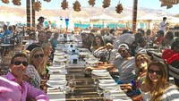 Wah, kali ini ia dan teman-temannya berwisata kuliner di Yunani. Mereka makan siang bersama sambil ditemani pamandangan laut biru. Duh, enaknya! Foto: Instagram @chelsydavy