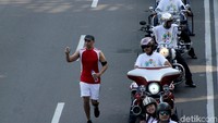 Tak sedikit warga yang mengabadikan momen itu dengan mengambil foto.