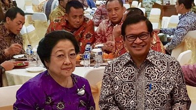 Asyiknya Pramono Anung Saat Makan Duren di Medan dan Garang Asem di Ponorogo