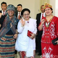 Sekali lagi, parade baju daerah dari para menteri, pejabat dan negarawan mewarnai perayaan Hari Kemerdekaan Indonesia di Istana Merdeka. Di HUT ke-73 RI, Jumat (17/8/2018), mereka berlomba-lomba memberikan gaya terbaiknya dalam balutan kostum tradisional. Tampak di foto, Presiden ke-5 RI Megawati Soekarno Putri memilih kebaya putih, putrinya yang juga Menteri Koordinator Bidang Pembangunan Manusia dan Kebudayaan, Puan Maharani, berbalut busana khas Dayak. Tidak ketinggalan, Sektretaris Kabinet Pramono Anung dengan baju dari Suku Sika, Nusa Tenggara Timur. (Foto: Rengga Sencaya/detikfoto)