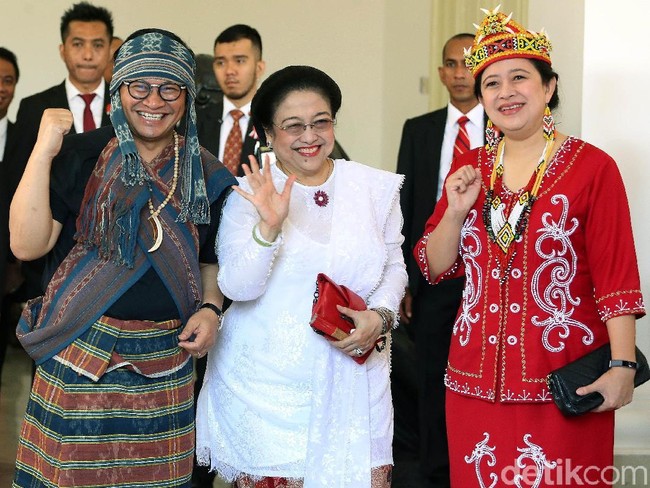 Sekali lagi, parade baju daerah dari para menteri, pejabat dan negarawan mewarnai perayaan Hari Kemerdekaan Indonesia di Istana Merdeka. Di HUT ke-73 RI, Jumat (17/8/2018), mereka berlomba-lomba memberikan gaya terbaiknya dalam balutan kostum tradisional. Tampak di foto, Presiden ke-5 RI Megawati Soekarno Putri memilih kebaya putih, putrinya yang juga Menteri Koordinator Bidang Pembangunan Manusia dan Kebudayaan, Puan Maharani, berbalut busana khas Dayak. Tidak ketinggalan, Sektretaris Kabinet Pramono Anung dengan baju dari Suku Sika, Nusa Tenggara Timur. (Foto: Rengga Sencaya/detikfoto)