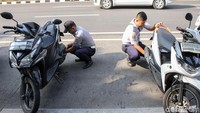 Tak hanya diangkut ke kantor Dishub Jakarta Pusat, kendaraan itu pun dikempeskan rodanya oleh para petugas.