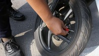 Aksi parkir liar ini diduga karena warga malas antri untuk parkir di IRTI Monas.