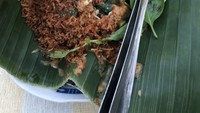 Saat kunjungan kerja ke Madiun, pria kelahiran Kediri, 11 Juni 1963 ini menyempatkan makan pecel Madiun. Sedang kunjungan kerja di Madiun, kalau belum makan pecel 99 Madiun, rasanya ada yang kurang, tulis Pramono. Foto: Twitter/Pamono Anung