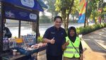 Ini Pose Erick Thohir Jajan di Senayan Jelang Asian Games dan Cicip Durian