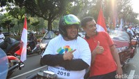 Masyarakat bahkan tak segan meminta foto dengan rider moge. Foto: Ridwan Arifin